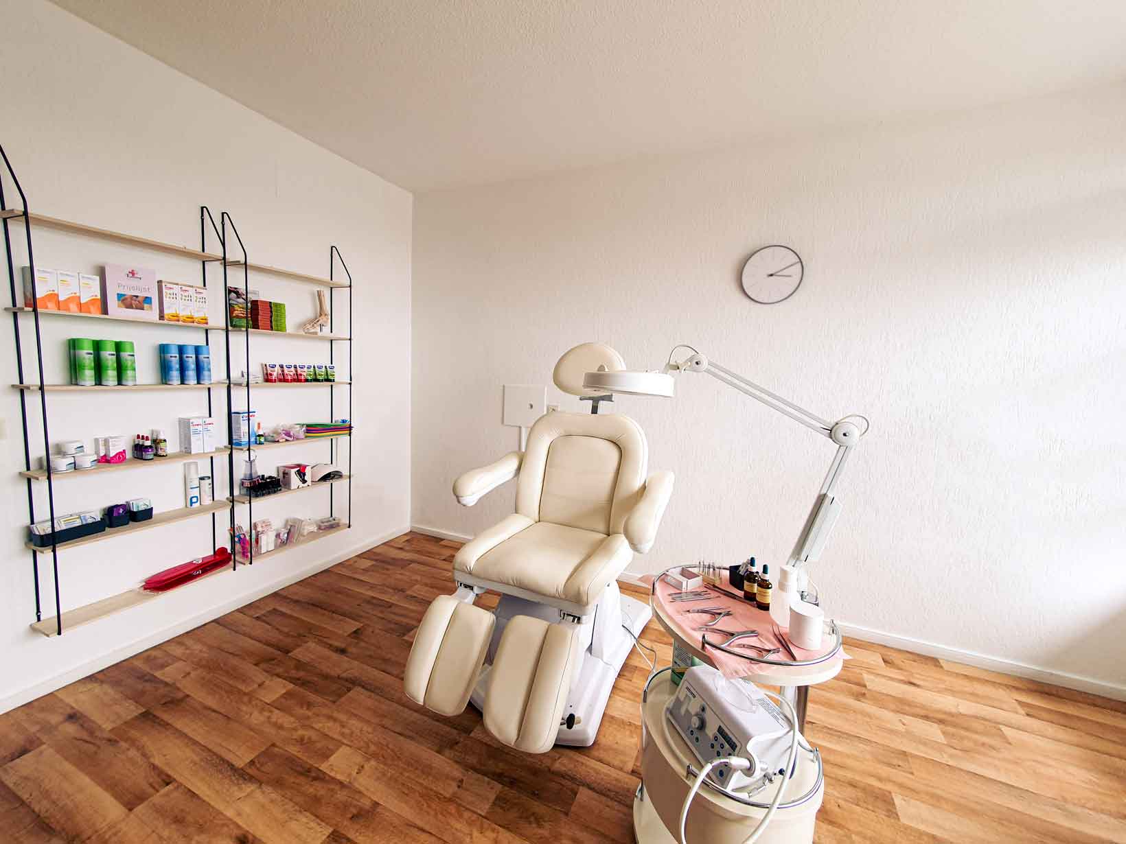 Voetzorg Rijnstad behandelkamer met stoel en apparatuur en pedicure producten